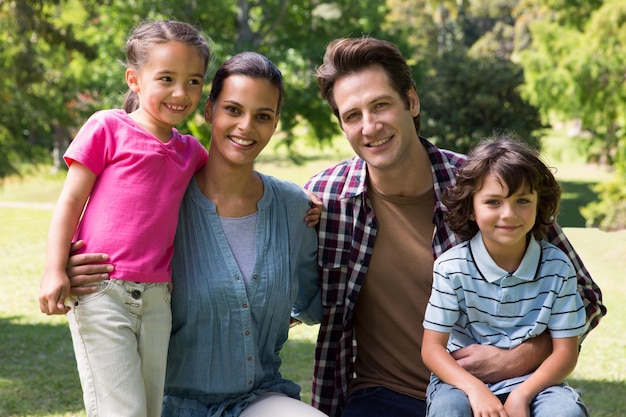 Photo happy family smiling at camera