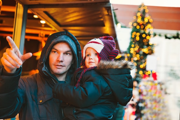 행복한 가족은 오스트리아 클라겐푸르트 구시가지에서 크리스마스와 새해 휴일에 시간을 보냅니다.