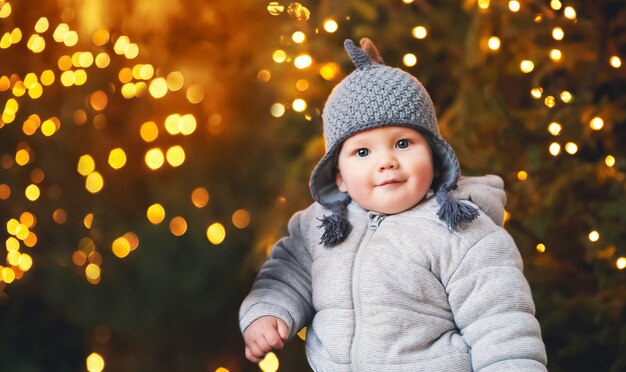 幸せな家族は、オーストリアのザルツブルクの旧市街でクリスマスと新年の休日に時間を過ごします