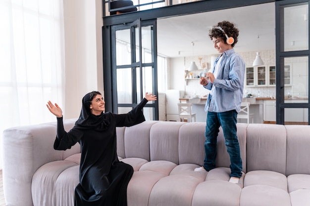 Счастливая семья, проводящая время вместе. Моменты образа жизни арабских родителей и детей дома
