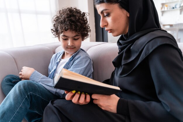 Famiglia felice che trascorre del tempo insieme. genitori arabi e momenti di stile di vita per bambini a casa