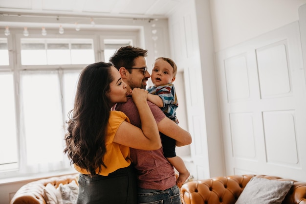 Foto famiglia felice in piedi a casa