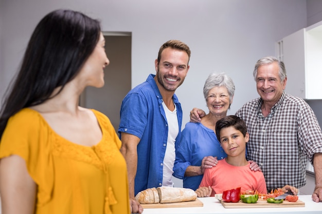 Foto famiglia felice in piedi in cucina