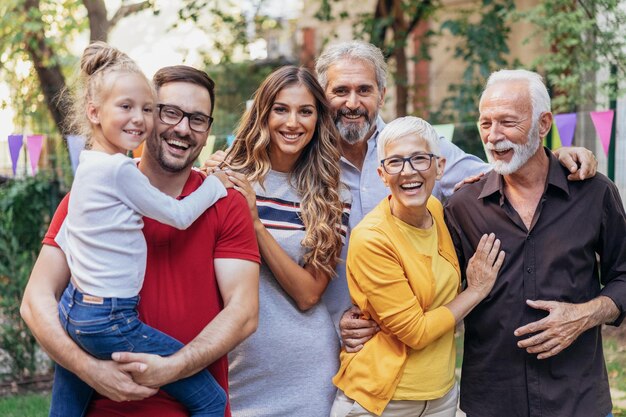 Photo happy family standing in a park