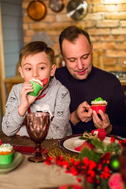 Счастливая семья за столом в канун нового года