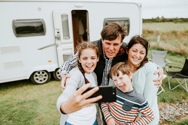 写真 幸せな家族、selfieを取って