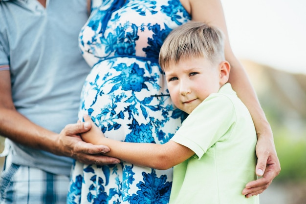 Счастливая семья, три папы, мама и сын гуляют на природе