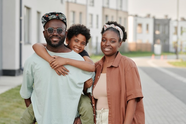 Photo happy family of three walking outdoors