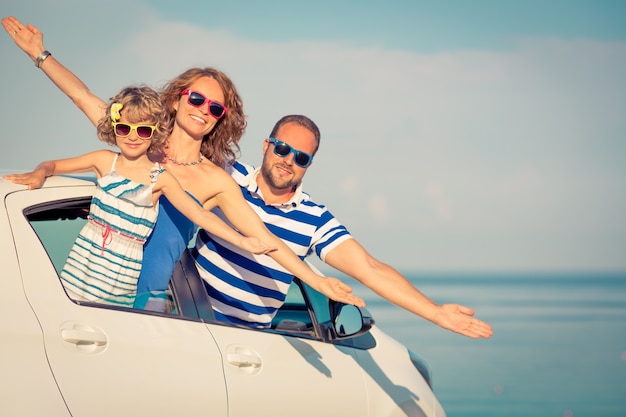 Счастливое семейное путешествие на машине Люди веселятся на пляже Концепция летних каникул