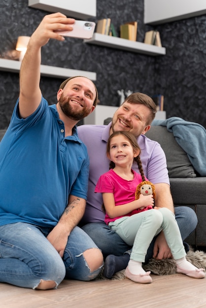 Foto famiglia felice di due papà e un bambino