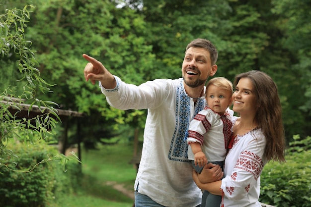 屋外でウクライナの国民服で幸せな家族