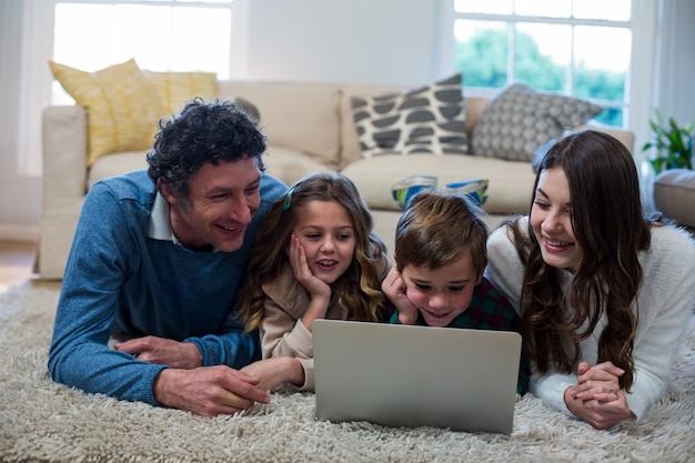 노트북을 사용하는 행복한 가족