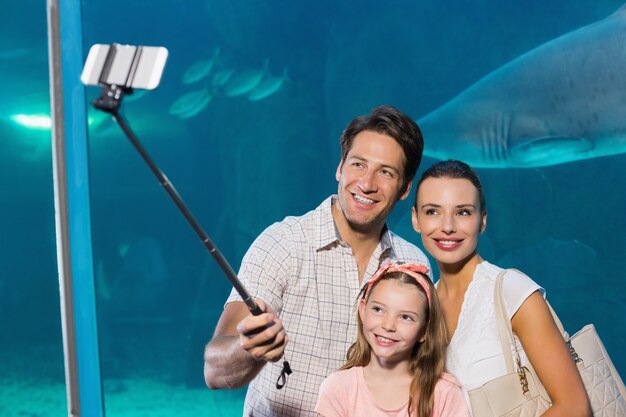 Famiglia felice con selfie stick