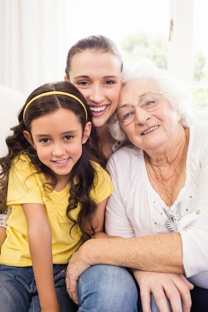 Foto famiglia felice che per mezzo della compressa a casa