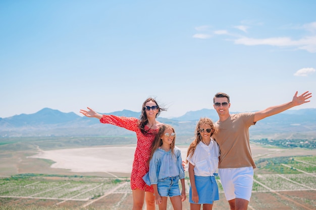 Famiglia felice in vacanza in montagna