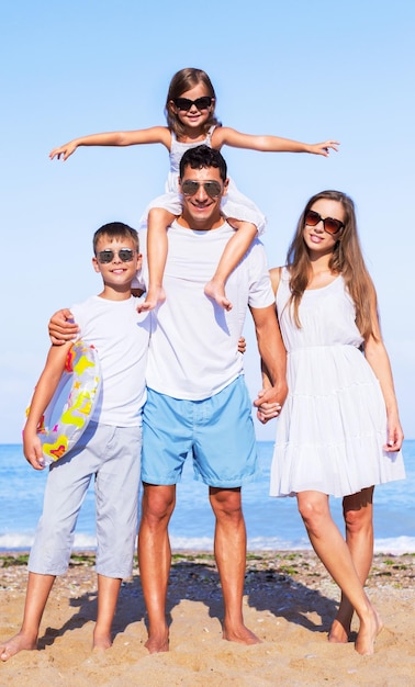 Famiglia felice in vacanza sulla spiaggia