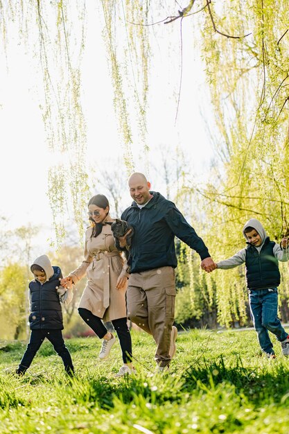 Foto famiglia felice a passeggiata nel parco