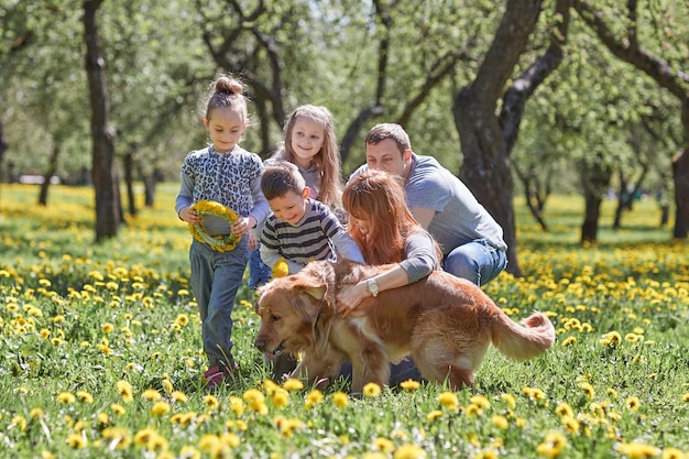 Foto famiglia felice per una passeggiata nel parco primaverile