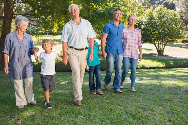 Famiglia felice che cammina nel parco