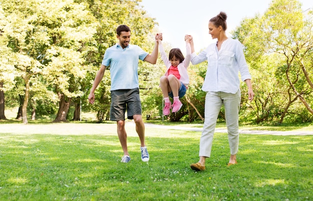 Photo happy family walking in summer park