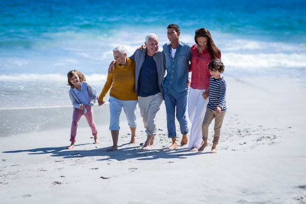 Famiglia felice camminando insieme