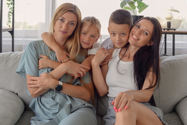 집에서 노트북으로 영화를 보는 행복한 가족 가족 초상화