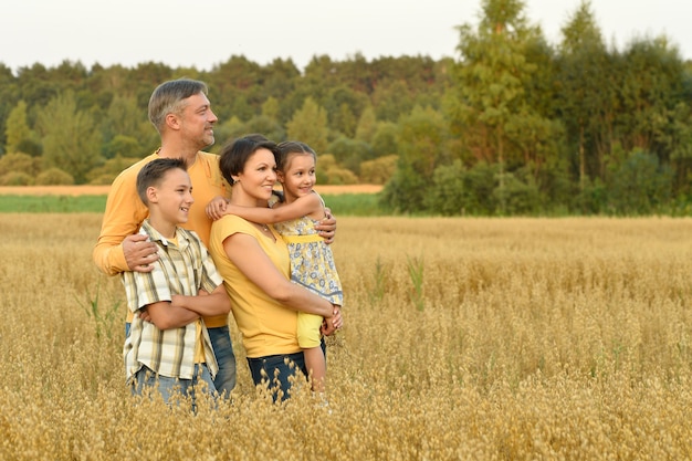 Photo happy family in wheat field in sunny day