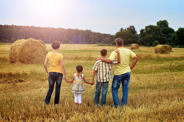麦畑で幸せな家族
