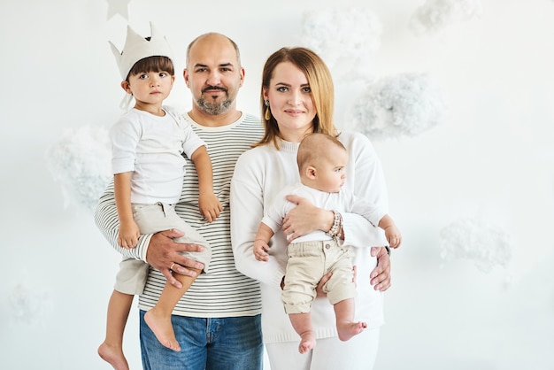 Foto famiglia felice su uno sfondo bianco