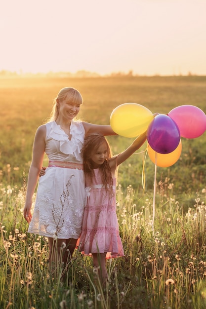 Famiglia felice con palloncini all'aperto