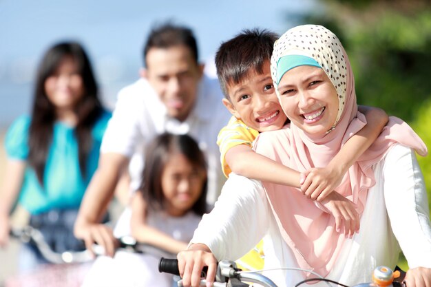 Photo happy family with bikes