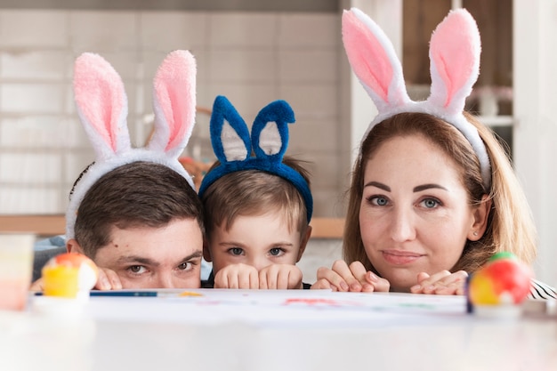 Famiglia felice con le orecchie del coniglietto in posa