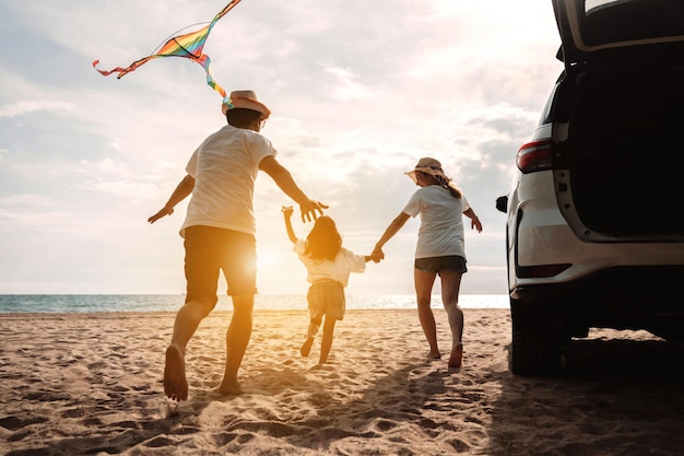Счастливая семья с автомобилем, путешествие, летние каникулы в машине на закате. Папа, мама и дочь счастливы путешествовать, наслаждаются вместе вождением в отпуске, образ жизни людей, поездка на автомобиле