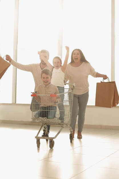 Photo happy family with cart and kids photo with copy space