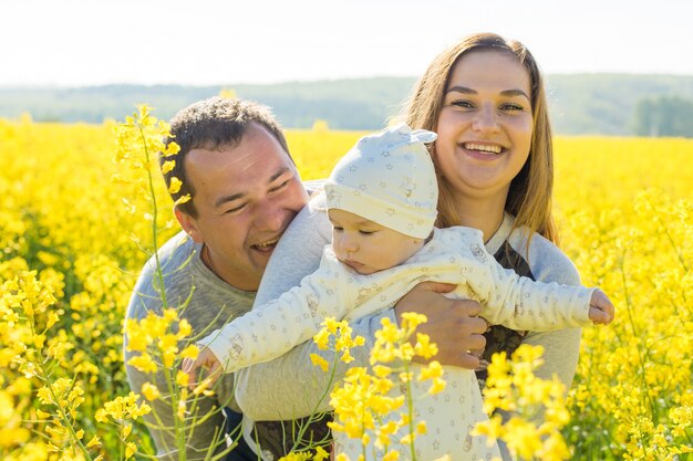 Photo happy family with the child in the field