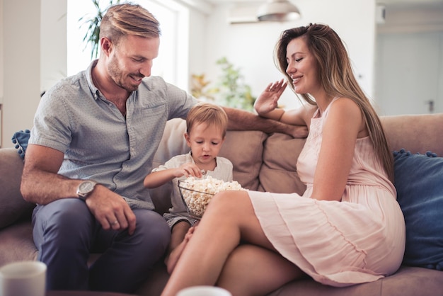 Famiglia felice con un bambino a casa