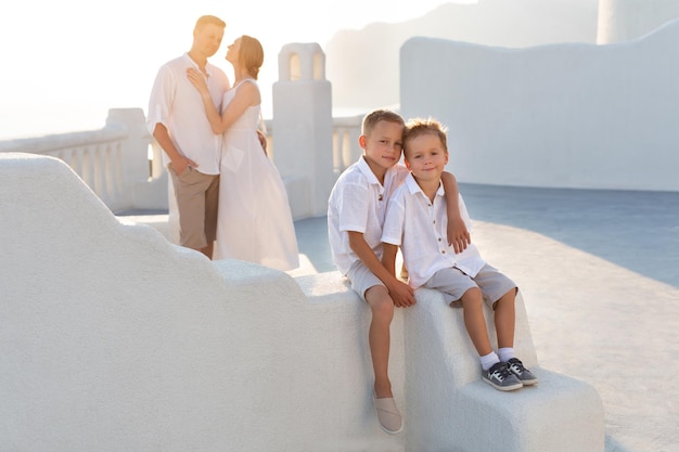 Famiglia felice con bambini in vacanza a santorini in grecia