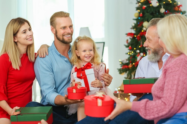 家でクリスマスプレゼントと幸せな家族