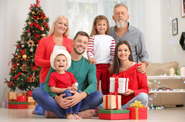 Счастливая семья с рождественскими подарками дома