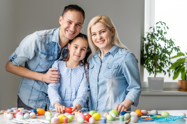 Famiglia felice con le uova di pasqua. famiglia felice che si prepara per la pasqua.