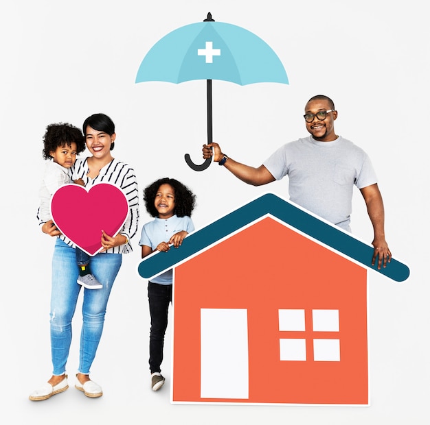 Photo happy family with house insurance