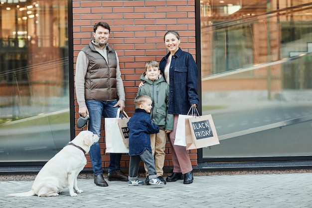 Famiglia felice con le borse della spesa all'aperto