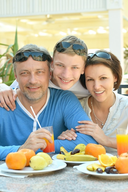 Famiglia felice con figlio a colazione sul tavolo