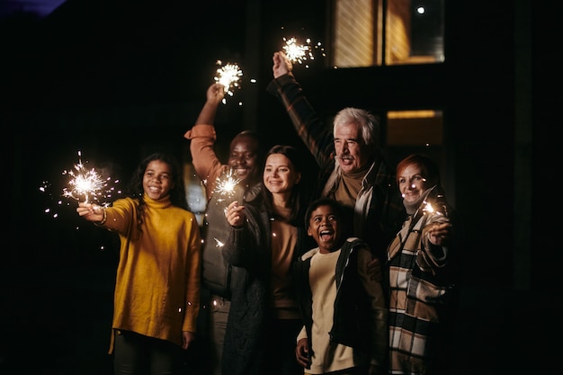 Photo happy family with sparkles