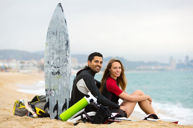 Famiglia felice con tavole da surf