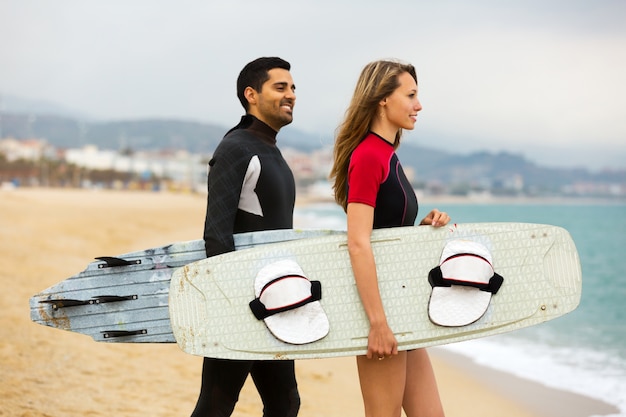 Famiglia felice con tavole da surf