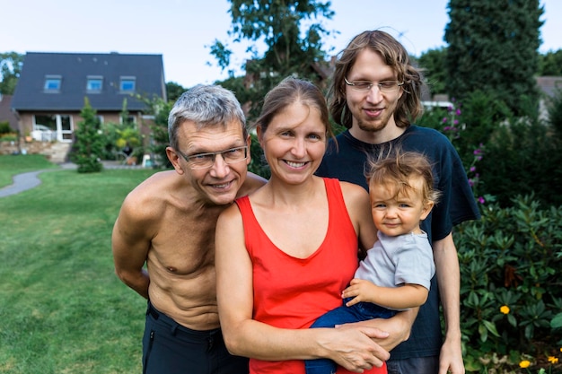 Foto famiglia felice in cortile