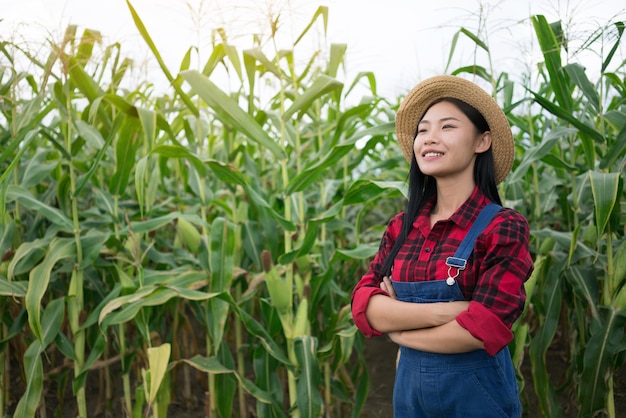Счастливый фермер в кукурузном поле