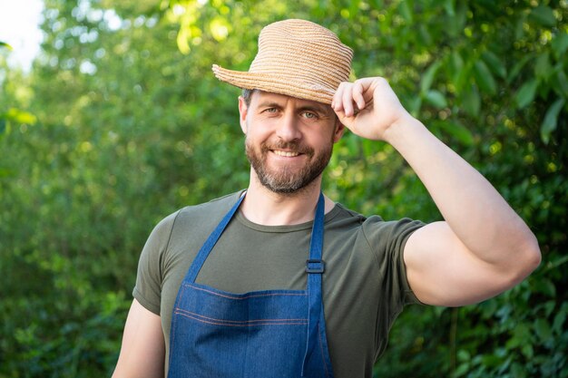 Foto un contadino felice con il cappello di un contadino e un sorriso all'aperto