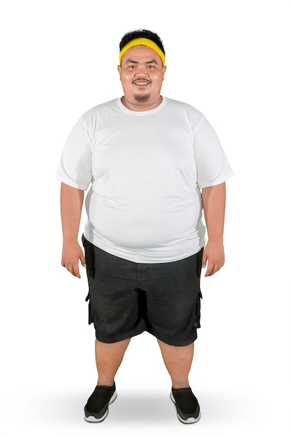 Photo happy fat man stands with sportswear on studio